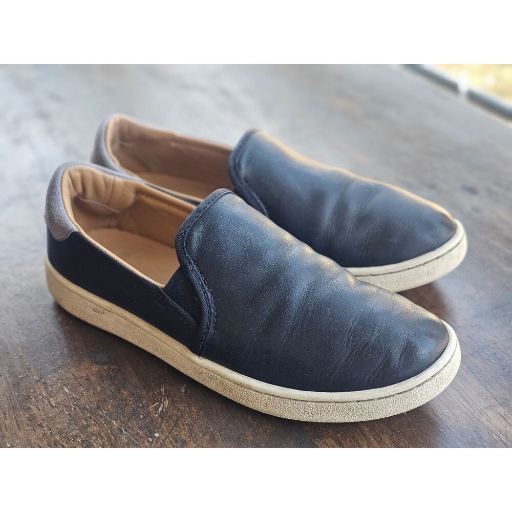 UGG beautiful black leather comfortable slip-on shoes size 7